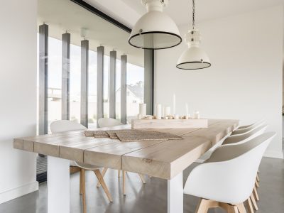 Une salle à manger cozy avec table pleine de style